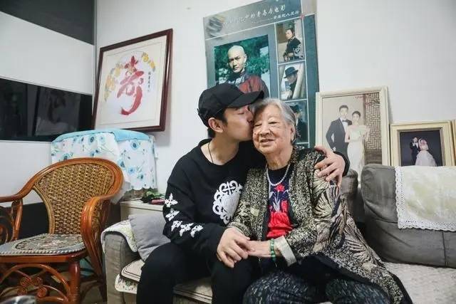 刚刚，黄晓明发文悼念：“我好想你”