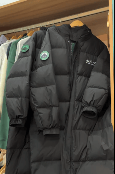 这所985高校出售的羽绒服诚意满满！S码充绒量达300克，售价598元~658元