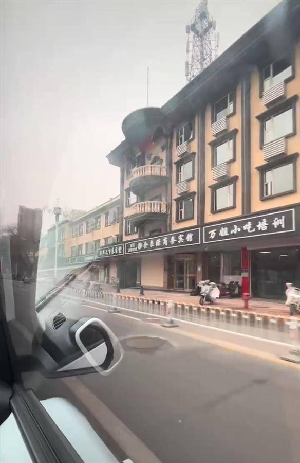 热闻|河北沧州一街道店铺统一安装“黑底白字”招牌被吐槽，当地连夜拆除