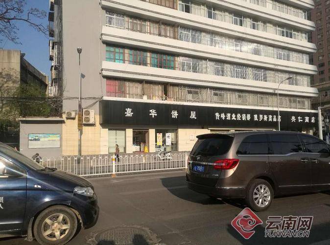 热闻|河北沧州一街道店铺统一安装“黑底白字”招牌被吐槽，当地连夜拆除