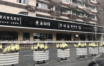 热闻|河北沧州一街道店铺统一安装“黑底白字”招牌被吐槽，当地连夜拆除