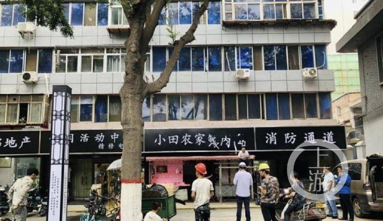 热闻|河北沧州一街道店铺统一安装“黑底白字”招牌被吐槽，当地连夜拆除