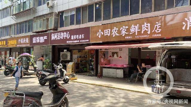 热闻|河北沧州一街道店铺统一安装“黑底白字”招牌被吐槽，当地连夜拆除