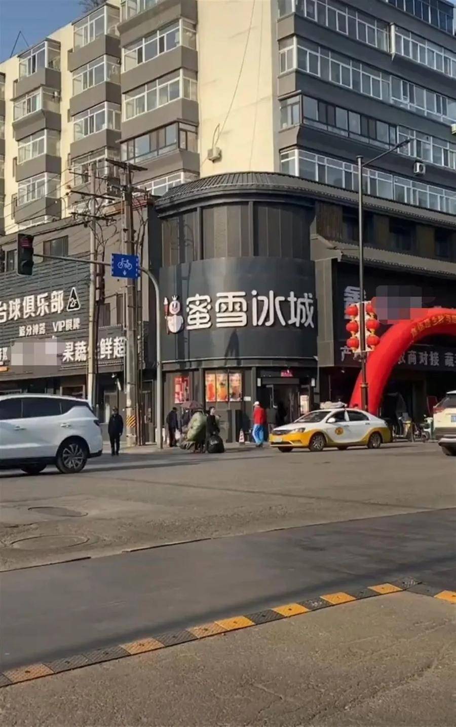 热闻|河北沧州一街道店铺统一安装“黑底白字”招牌被吐槽，当地连夜拆除
