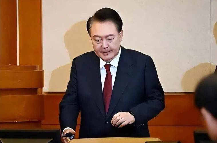 尹锡悦的天都塌了？韩国传出重磅消息，一边倒的舔美媚日路线走到头了