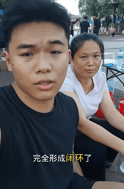 “妈妈摆摊花10万供我读书，我摆摊创业把学费挣回来”，当事人：诗和远方也需要门票