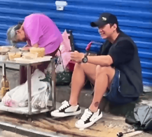 邓超现身南昌买一毛钱奶奶凉菜 夸奶奶“像花儿一样年轻”
