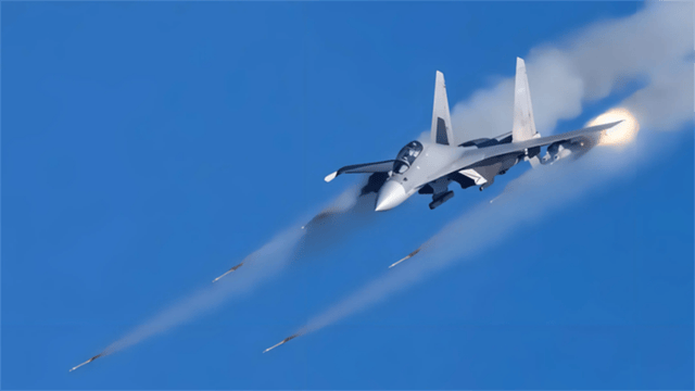 不惜一切守好国门！歼16挂弹升空，火力值拉满，敌机狼狈逃窜