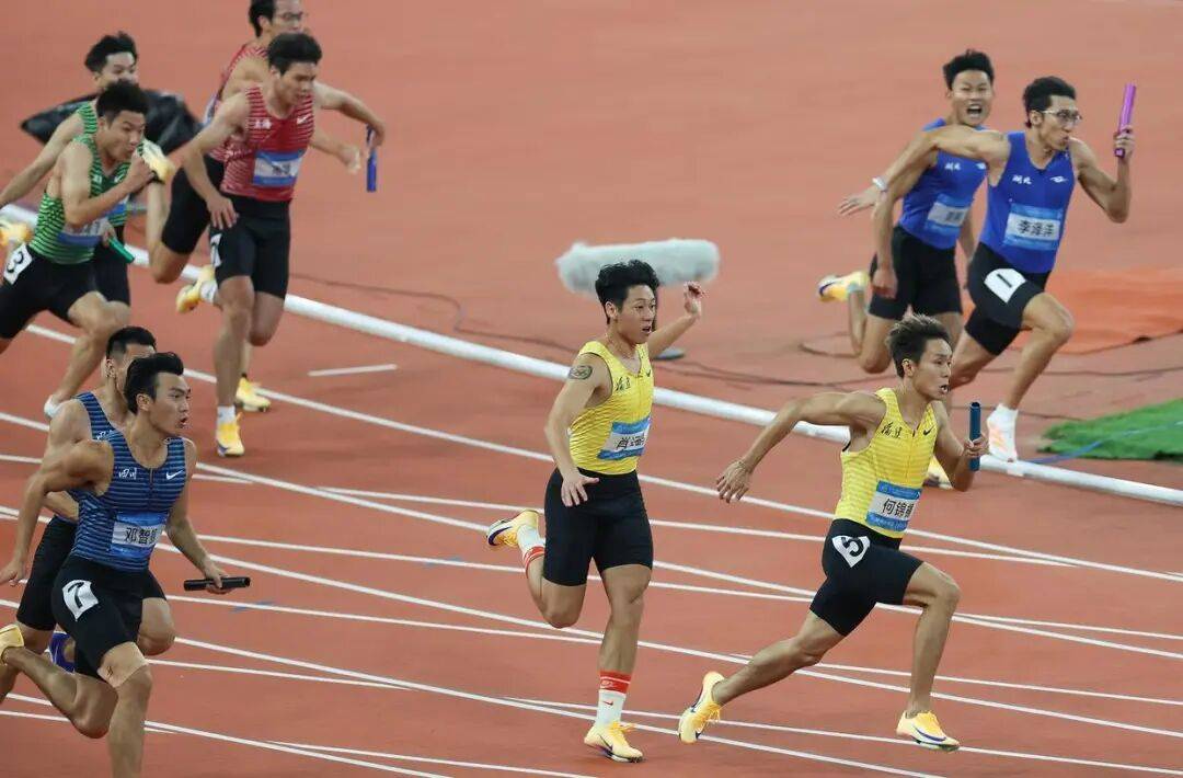 “夺冠能偷偷亲你一下不?”十五运会上,这对田径CP的赛场之吻甜上热搜!